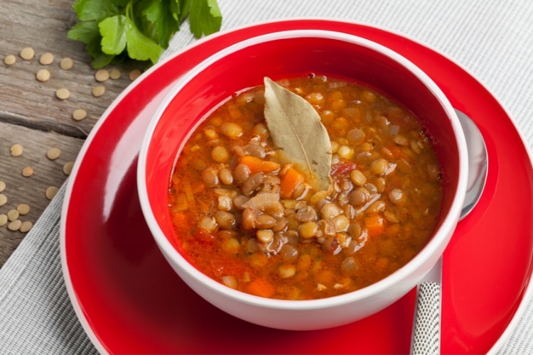 Receita vegana rápida de fazer: veja 5 opções sopa de lentilha