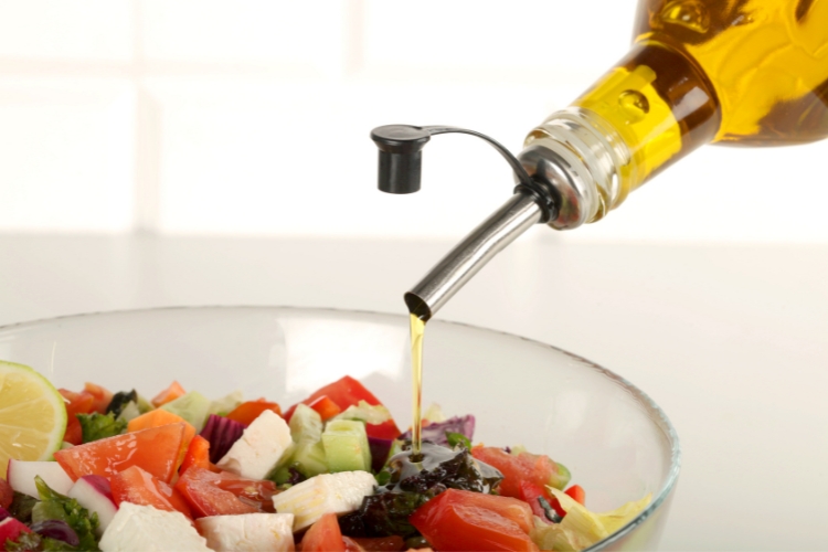 Descubra os 10 principais benefícios do azeite de oliva extra virgem para a sua saúde e bem-estar, e porque você deve consumir regularmente.