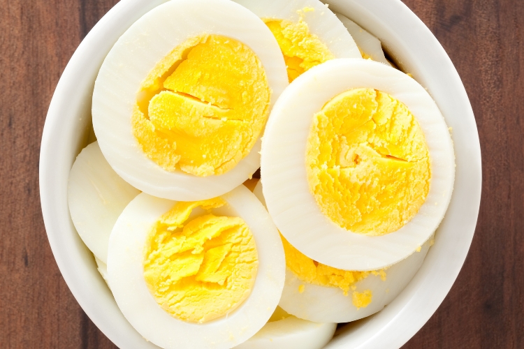 Descubra o tempo exato para cozinhar um ovo perfeito. Saiba como obter o seu ovo de gema mole, média ou dura ideal.
