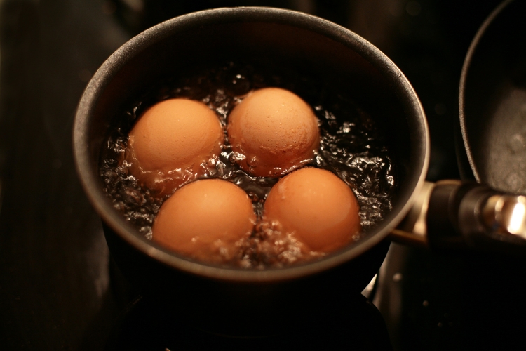 Descubra o tempo exato para cozinhar um ovo perfeito. Saiba como obter o seu ovo de gema mole, média ou dura ideal.