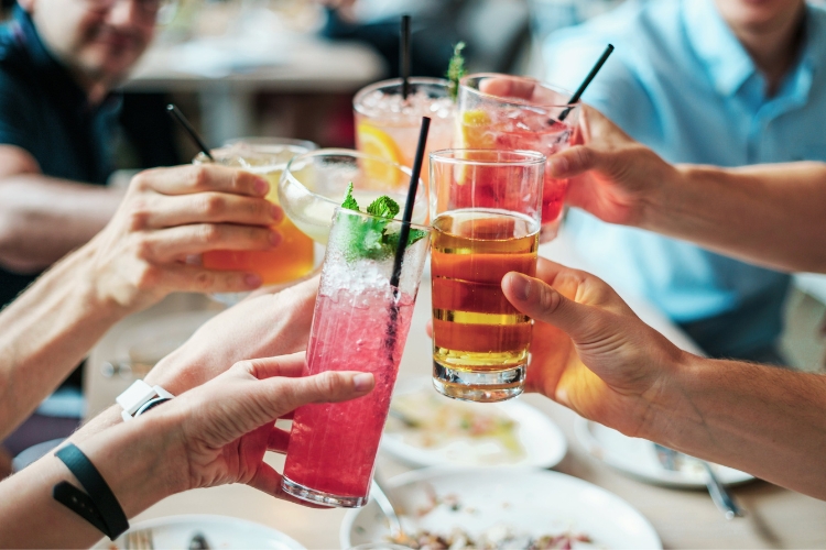 Conheça 10 bebidas alcoólicas para evitar durante a dieta. Este guia ajudará a manter seus objetivos de saúde intactos.