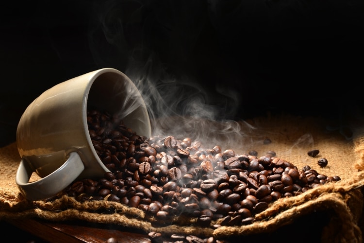 Descubra a história do café, sua importância para o Brasil, tendências modernas de consumo e o charme único dos cafés especiais.