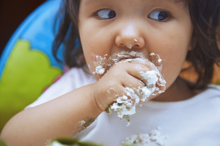 Comidas que mancham: aprenda a proteger as roupas de crianças de manchas durante as refeições com dicas eficazes e estratégias práticas.