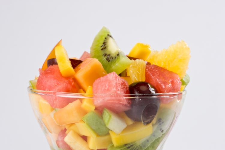 Descubra a deliciosa salada de frutas detox, uma combinação perfeita de sabor e saúde com melancia, banana, kiwi e mais.