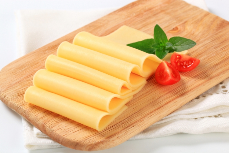 Descubra as 10 melhores marcas de queijo prato para enriquecer seus lanches, com opções que prometem sabor e qualidade inigualáveis.