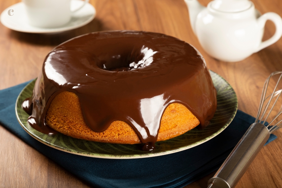 Descubra a receita do melhor bolo de cenoura de 2025: fofinho, úmido e com cobertura de chocolate irresistível.