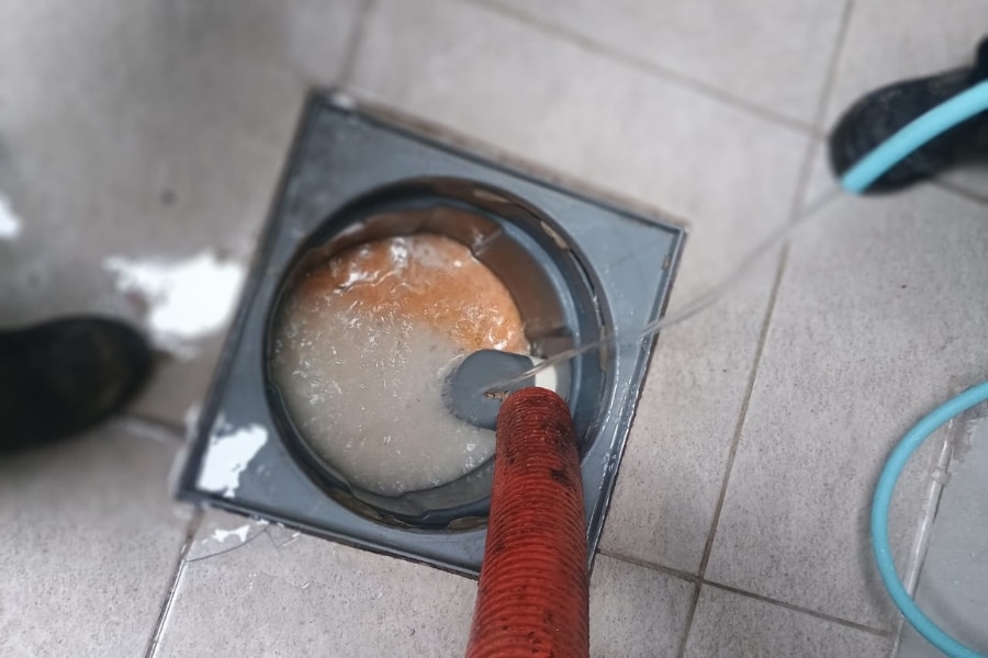 Manter a caixa de gordura limpa evita entupimentos, odores e gastos. Veja como fazer a limpeza correta e quando chamar uma desentupidora.