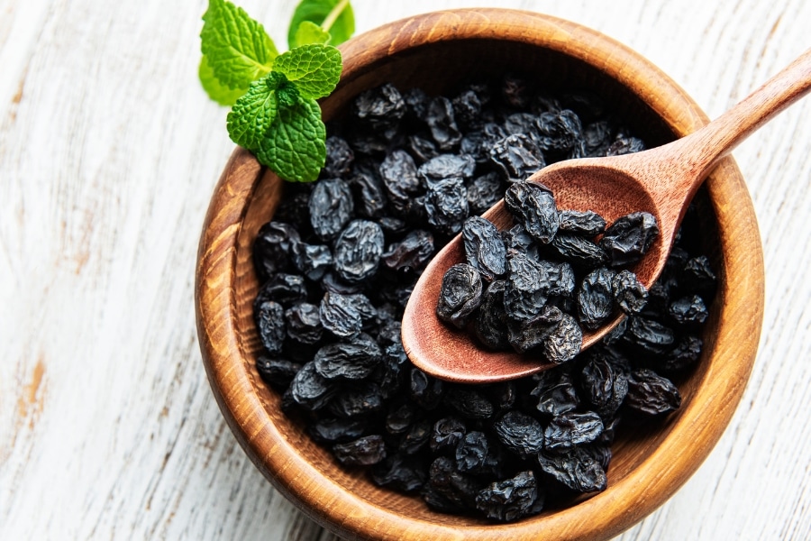 Saiba por que se come uvas passas no Natal e entenda o simbolismo, origens e significados dessa tradição que atravessa séculos e culturas.